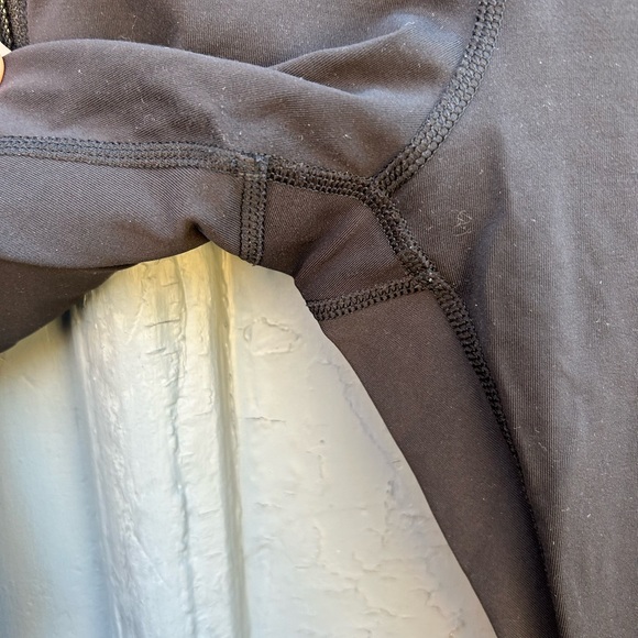 Lululemon Twist & Train Crop, size 6 - Picture 9 of 14